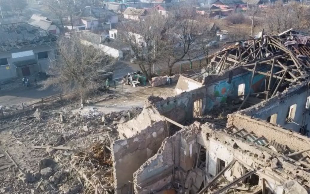 Будівля зруйнована вщент: у поліції показали наслідки удару по школі Мирнограда